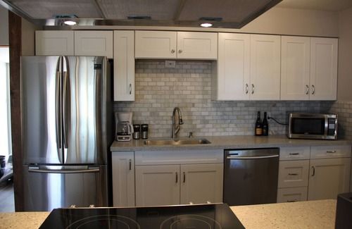 Dreamland Villa House | 2 bedroom 2 bath Modern Farmhouse w/Backyard and Firepit