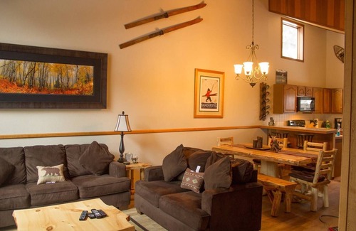 Mammoth Lakes Condo | 2 Bedroom 2 bath end unit pet friendly condo in the