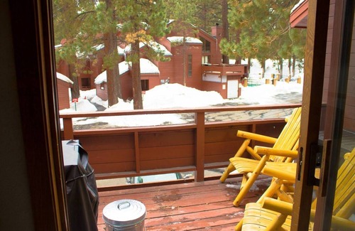 Mammoth Lakes Condo | 2 Bedroom 2 bath end unit pet friendly condo in the