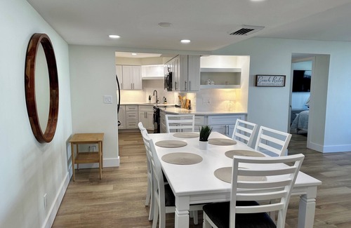 Park Shore House | 2 Bedroom 2 Bathroom Condo on the Beach in Park Shore