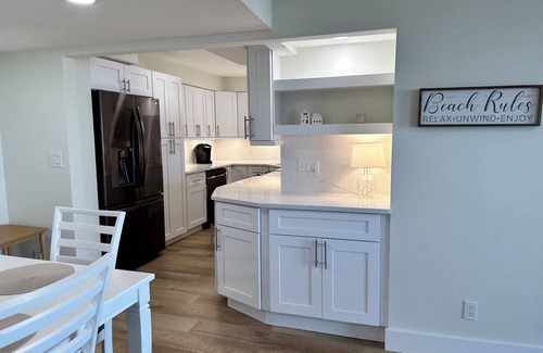 Park Shore House | 2 Bedroom 2 Bathroom Condo on the Beach in Park Shore