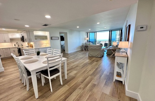 Park Shore House | 2 Bedroom 2 Bathroom Condo on the Beach in Park Shore