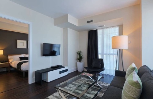 Toronto Entertainment District Apartment | 2 Bedroom/2 Bathroom Deluxe Suite