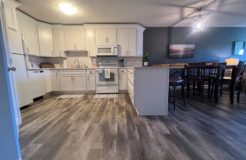 Hilton Head Island Condo | 2 bedroom 2 bath condo in Hilton Head.Walk beach/Coligny, indoor/outdoor Pools.
