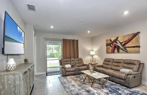 Naples Apartment | 2 Bedroom 622470 by Houzlet