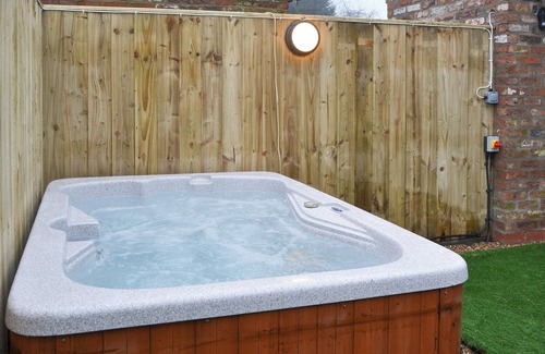 Arnold Cottage | 2 bedroom accommodation in Baswick, near Driffield