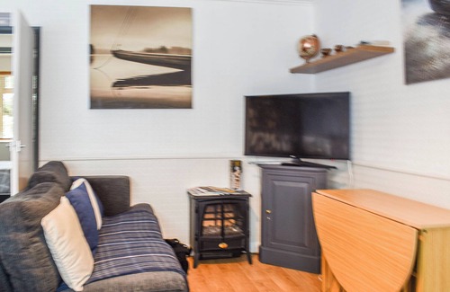 Cowes Cottage | 2 bedroom accommodation in Gurnard Pines, near Cowes