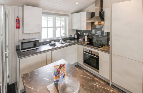 New Forest District Ski Chalet | 2 bedroom accommodation in Milford-on-Sea, Nr Lymington