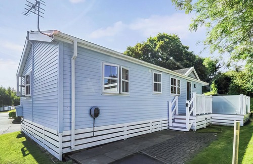 New Forest District Ski Chalet | 2 bedroom accommodation in Milford-on-Sea, Nr Lymington
