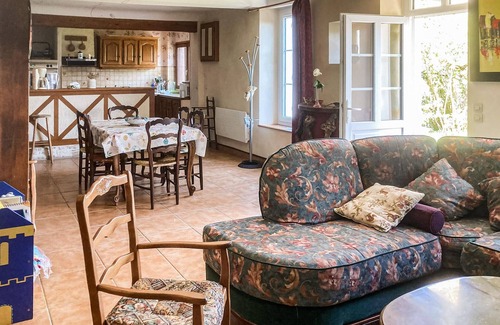 Janville House | 2 bedroom amazing home in Janville