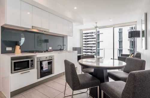 Fortitude Valley Apartment | 2 Bedroom Apartment with Parking, Pool, Gym