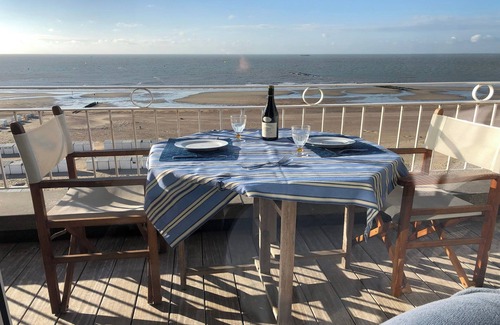 Knokke Apartment | 2 bedroom apartment with beach cabin