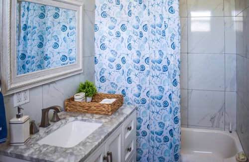 Marsh Harbour Apartment | 2-bedroom apartment in fantastic Marsh Harbour with AC, WiFi