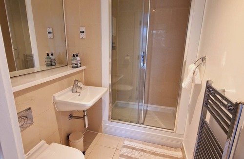 High Wycombe Apartment | 2 bedroom apartment with own parking close to Heathrow airport