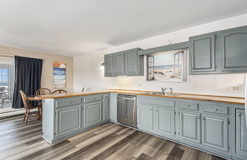 Ludington Condo | 2-bedroom Apartment-2 Balconies-Personal Patio-Porch-Lake Michigan View-Sleeps 8