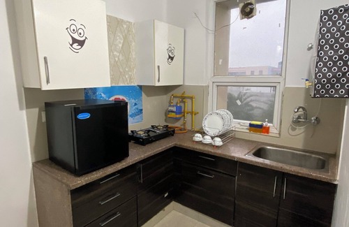 Agra Apartment | 2-bedroom apartment close to Taj Mahal in Agra with AC, fitness room, WiFi.