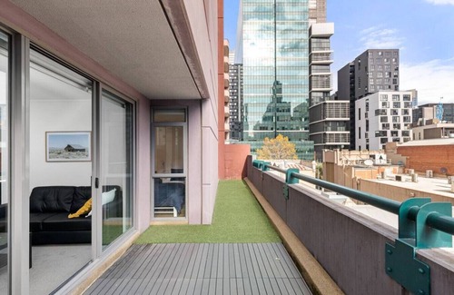 Chinatown Apartment | 2-Bedroom Apartment in Paris End of Melbourne CBD