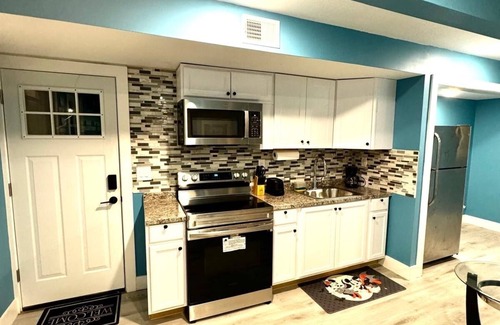Newark Apartment | 2 bedroom apartment in at NJ/NYC/EWR/SEC 1 bathroom. sitting room and Kitchenn