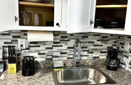 Newark Apartment | 2 bedroom apartment in at NJ/NYC/EWR/SEC 1 bathroom. sitting room and Kitchenn
