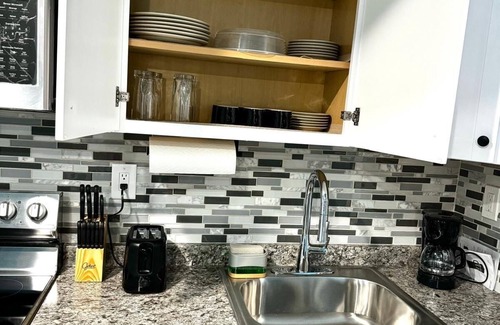 Newark Apartment | 2 bedroom apartment in at NJ/NYC/EWR/SEC 1 bathroom. sitting room and Kitchenn