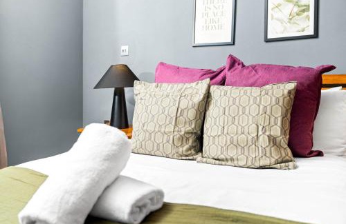 Theatreland Birmingham Apartment | 2-Bedroom Apartment in Heart of the City - China Town - Balcony - Secure Parking Included 48A