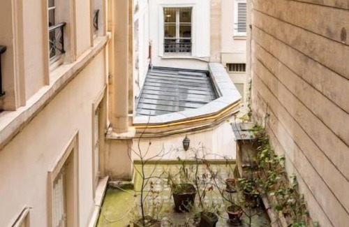 Quartier du Faubourg-Montmartre Apartment | 2 Bedroom Apartment in Paris