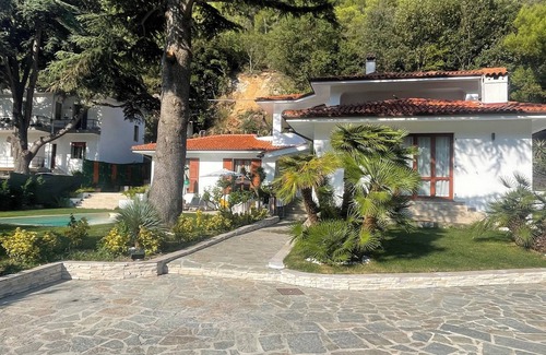 Vallecrosia Apartment | 2 bedroom apartment with private pool, tennis & padel, near the sea