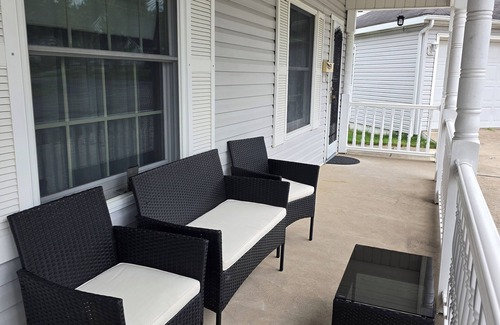 Carbondale Apartment | 2-bedroom apartment in awesome Carbondale with AC