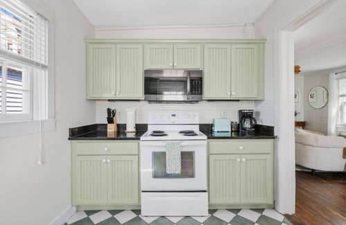 Westside Apartment | 2 Bedroom Apartment - 3 Blocks to King Street