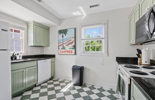 Westside Apartment | 2 Bedroom Apartment - 3 Blocks to King Street
