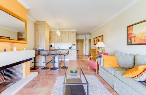 Alporchinhos Condo | 2 bedroom apartment with swimming pool 2m from Sra. da Rocha beach.