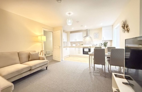 Frampton Apartment | 2 Bedroom Apartment with Street View