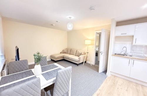 Frampton Apartment | 2 Bedroom Apartment with Street View
