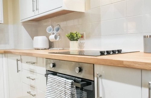 Frampton Apartment | 2 Bedroom Apartment with Street View