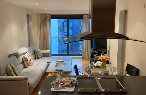 Isle of Dogs Apartment | 2 Bedroom apartment with balcony in Canary Wharf