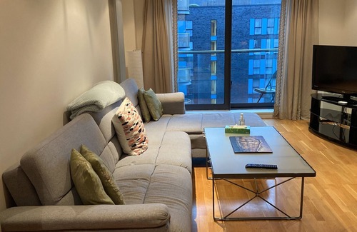Isle of Dogs Apartment | 2 Bedroom apartment with balcony in Canary Wharf