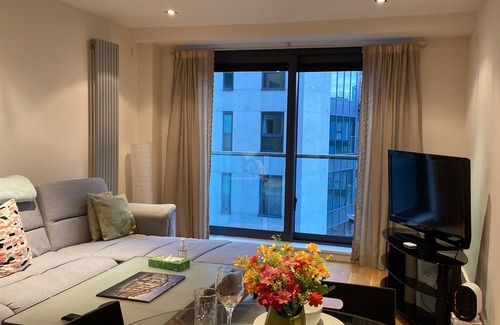 Isle of Dogs Apartment | 2 Bedroom apartment with balcony in Canary Wharf