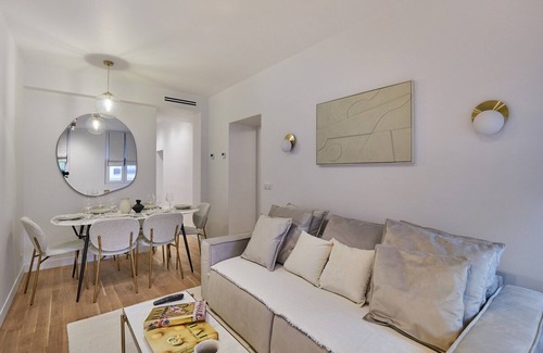 Belleville Apartment | 2-Bedroom Apartment with A/C – Canal St Martin