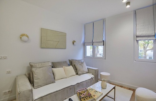 Belleville Apartment | 2-Bedroom Apartment with A/C – Canal St Martin