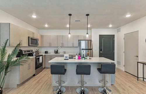 Draper Apartment | 2 Bedroom APT - Mins to City Center - GYM - 65" TV