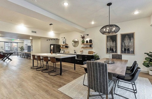 Draper Apartment | 2 Bedroom APT - Mins to City Center - GYM - 65" TV