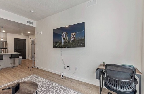 Draper Apartment | 2 Bedroom APT - Mins to City Center - GYM - 65" TV