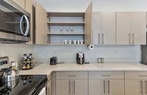 Draper Apartment | 2 Bedroom APT - Mins to City Center - GYM - 65" TV