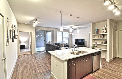 Knox - Henderson Apartment | 2 Bedroom Apt with Parking Long term stay allowed