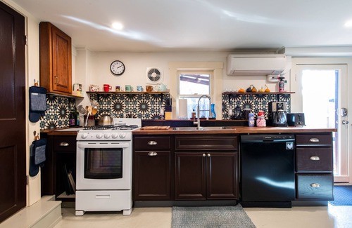 Jeffersonville House | 2-Bedroom Artistic Retreat in Jeffersonville, IN- 2 miles to Louisville!