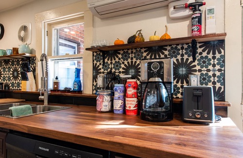 Jeffersonville House | 2-Bedroom Artistic Retreat in Jeffersonville, IN- 2 miles to Louisville!