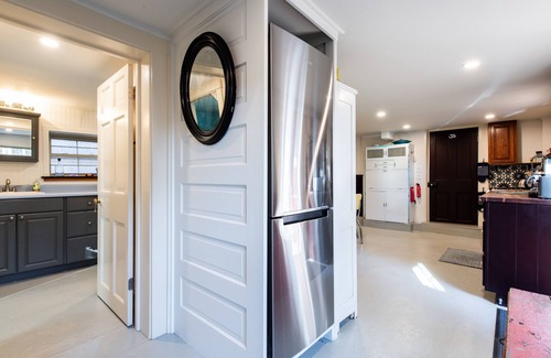 Jeffersonville House | 2-Bedroom Artistic Retreat in Jeffersonville, IN- 2 miles to Louisville!