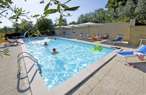 Vinci House | 2 bedroom bungalow, private terrace, great views, wifi, shared pool, near Vinci