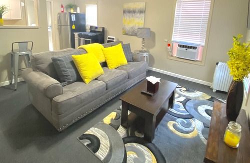 Lakeland House | 2 Bedroom Centrally located near Shopping, Restaurants & Lake