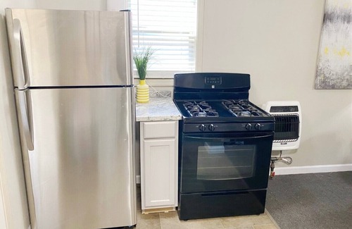 Lakeland House | 2 Bedroom Centrally located near Shopping, Restaurants & Lake